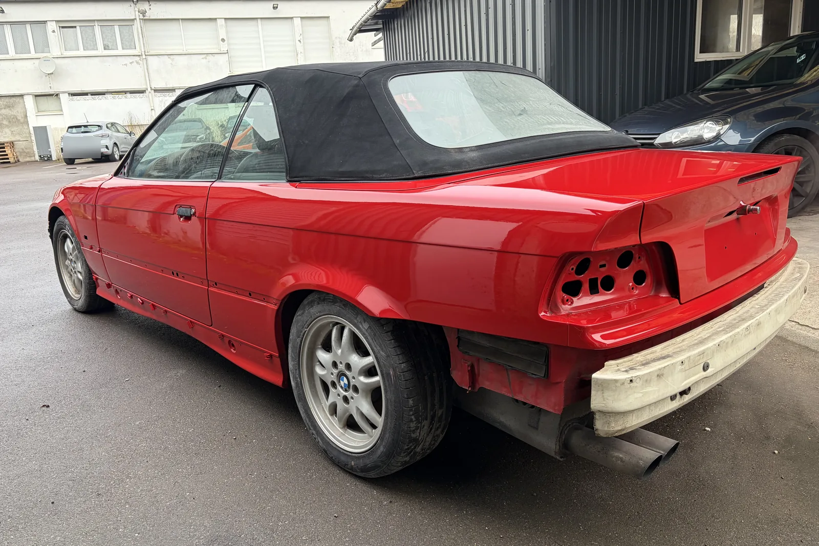 Après : la BMW Série 3 cabriolet E36, rouge, après la peinture complète