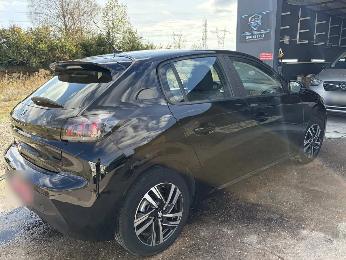 La Peugeot 208 noire terminée