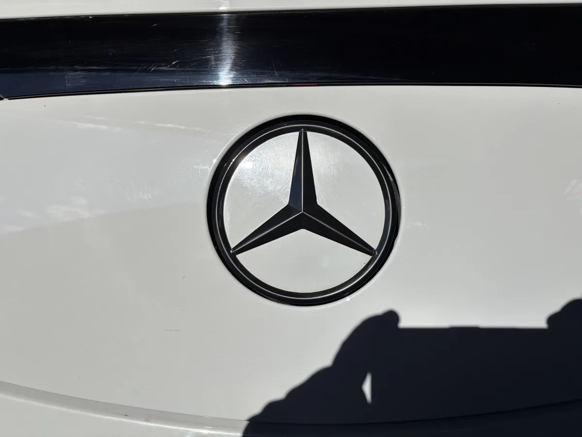 Logo noir sur la malle du Mercedes CLE