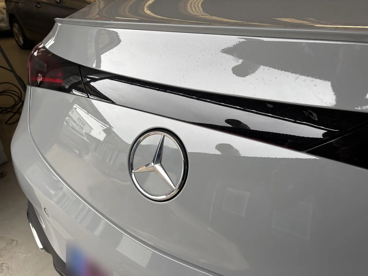 Logo chromé sur la malle du Mercedes CLE