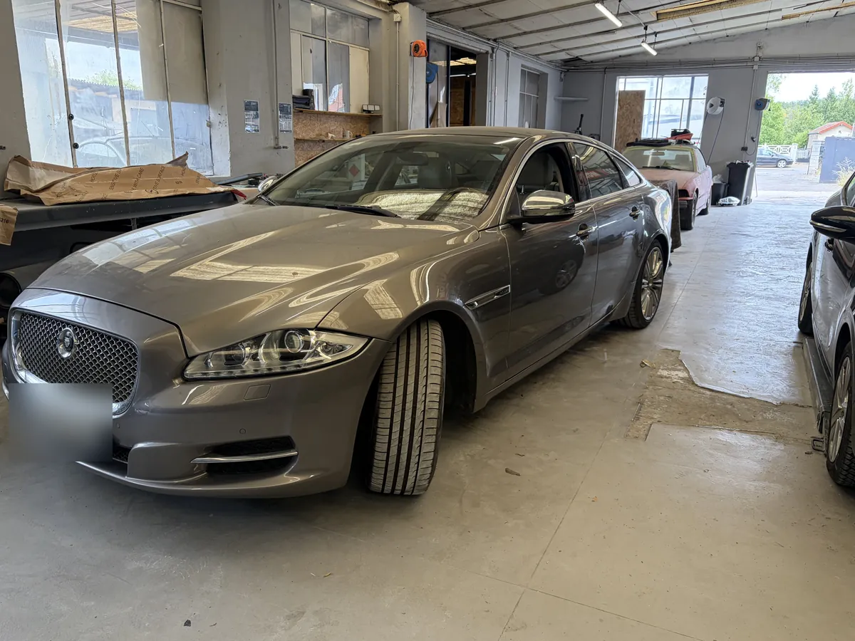 La Jaguar XJ grise terminée, face avant remontée