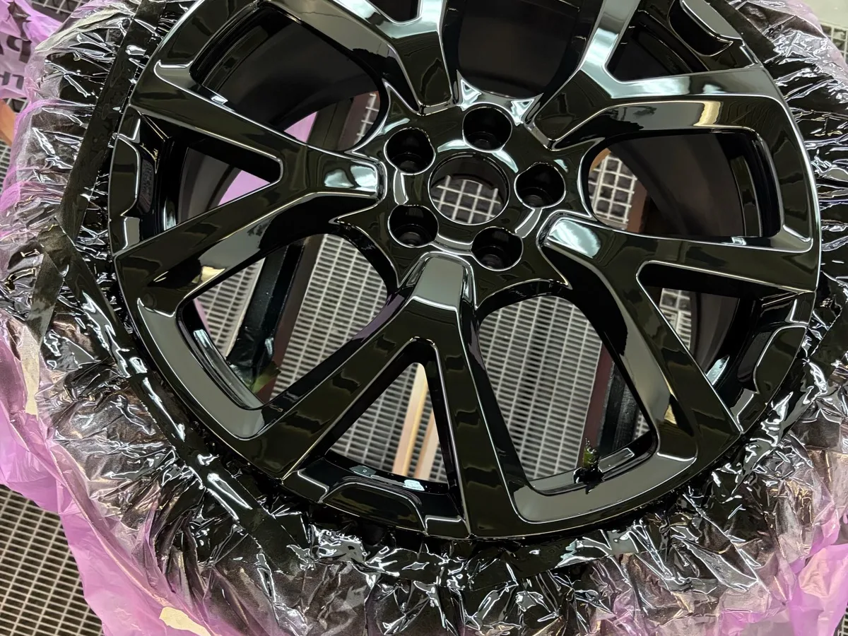 La même jante peinte en noir brillant, en cabine
