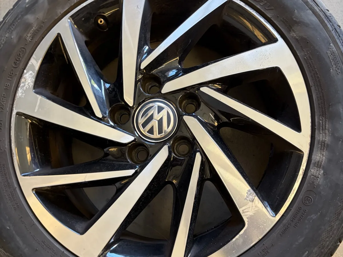 Jante alu Volkswagen noire et alu brillant, rénovée