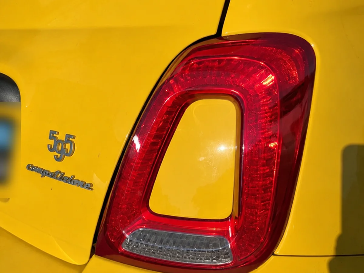 Avant : feu arrière rouge d'origine d'une Abarth 595 jaune