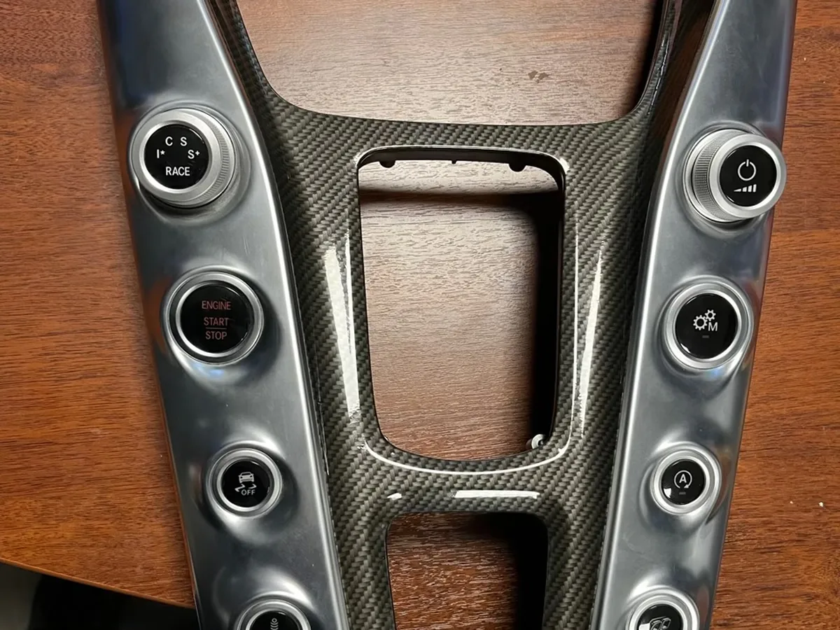 Pièce de la console démontée, habillée effet carbone