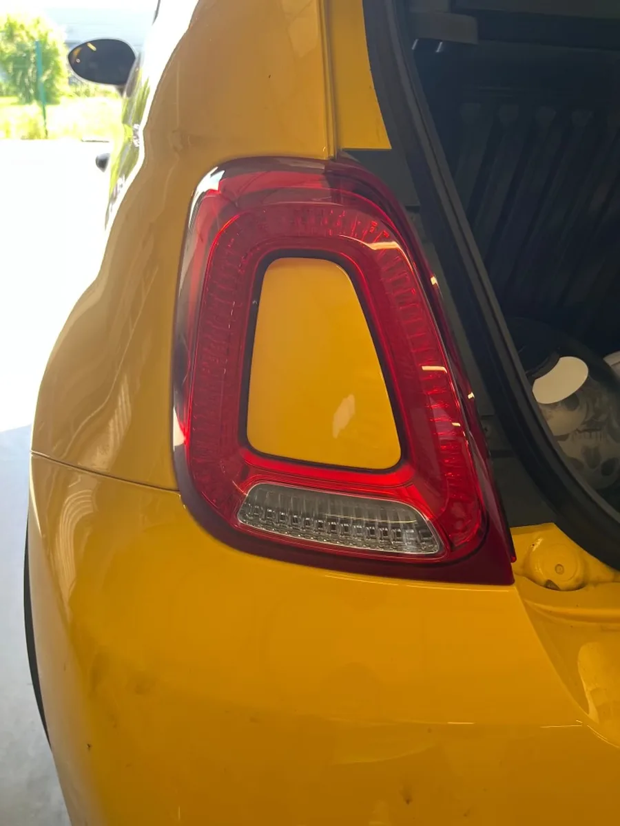 Feu arrière rouge d'origine de l'Abarth 595