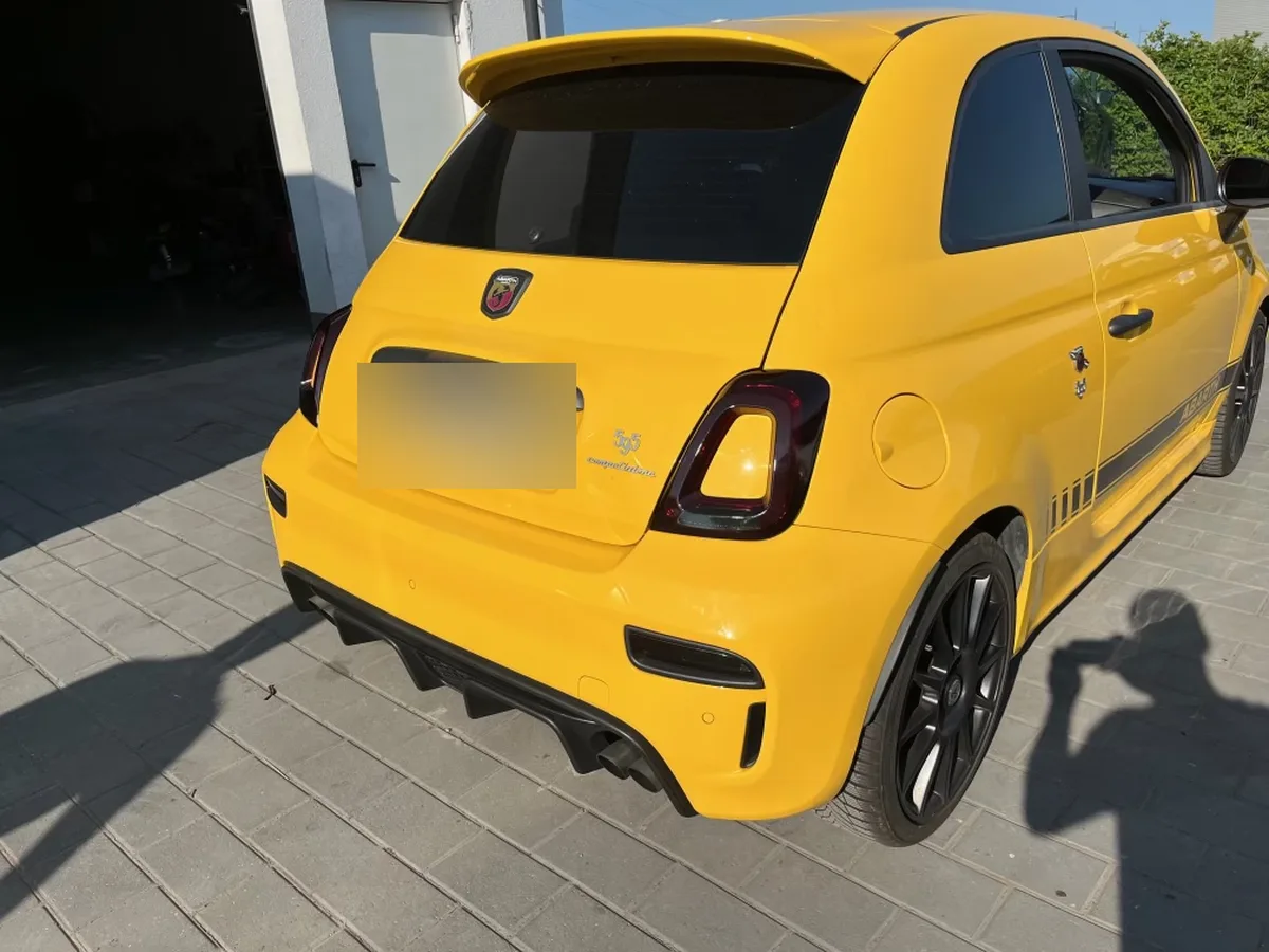 L'Abarth 595 jaune, feux arrière teintés