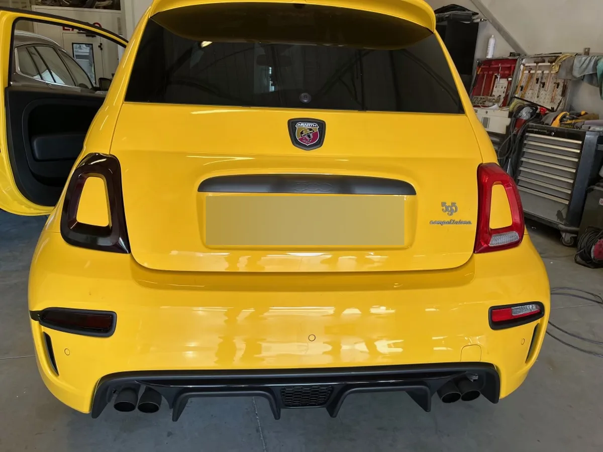 Arrière de l'Abarth 595 : feu gauche teinté, feu droit encore d'origine