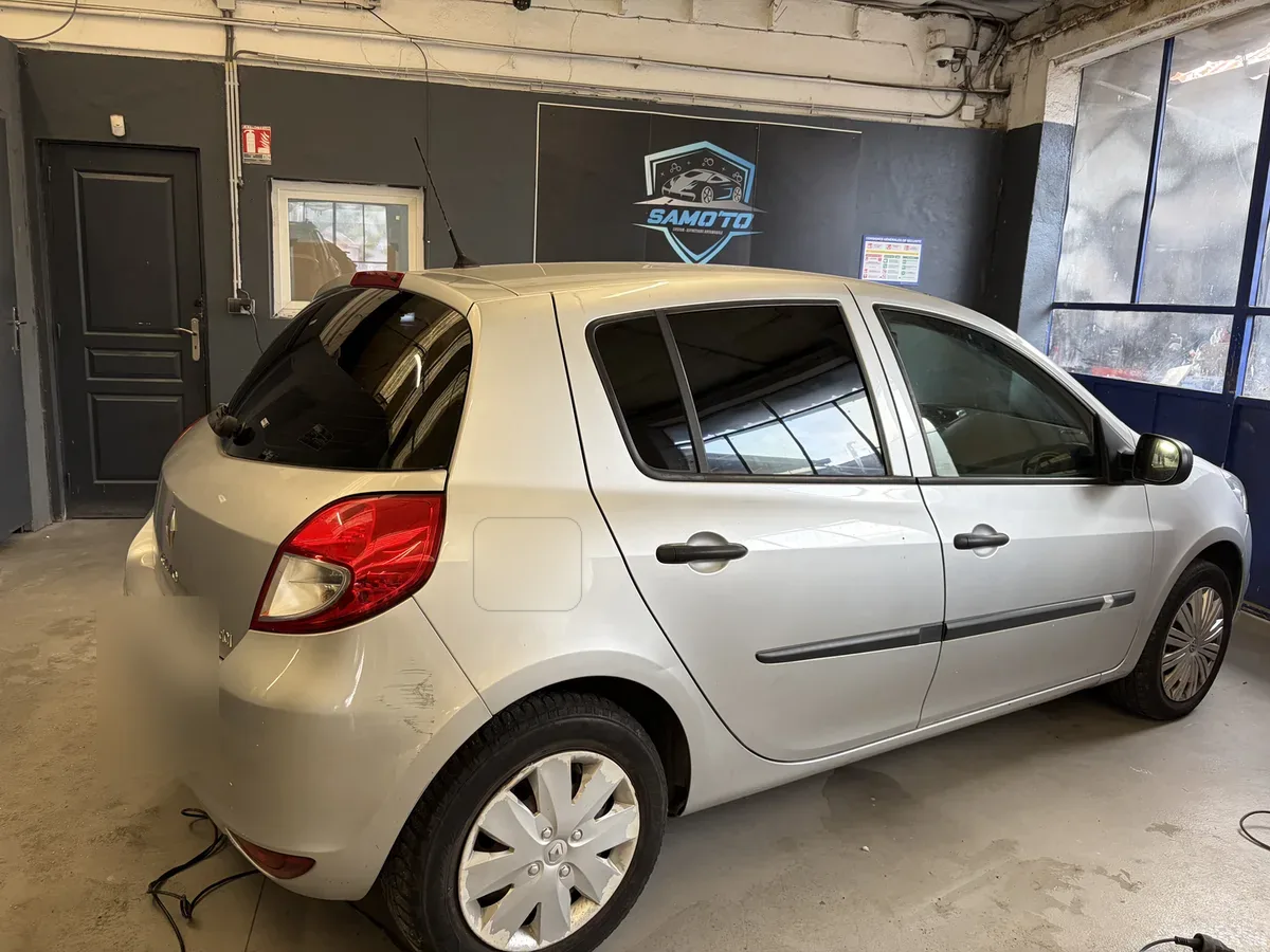 Après : la même Clio, vitres arrière teintées