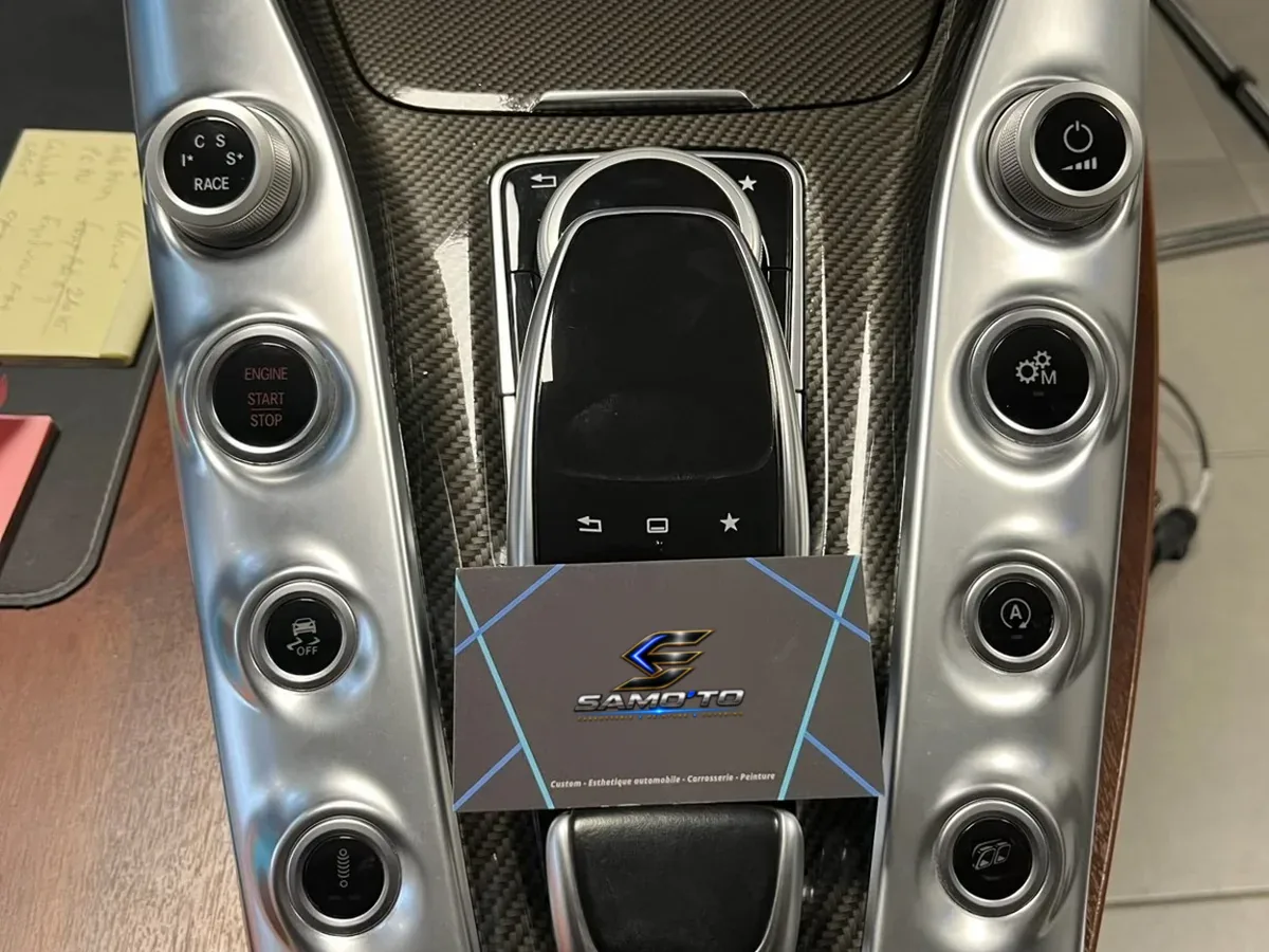 Après : la même console, contour habillé d'un film effet carbone