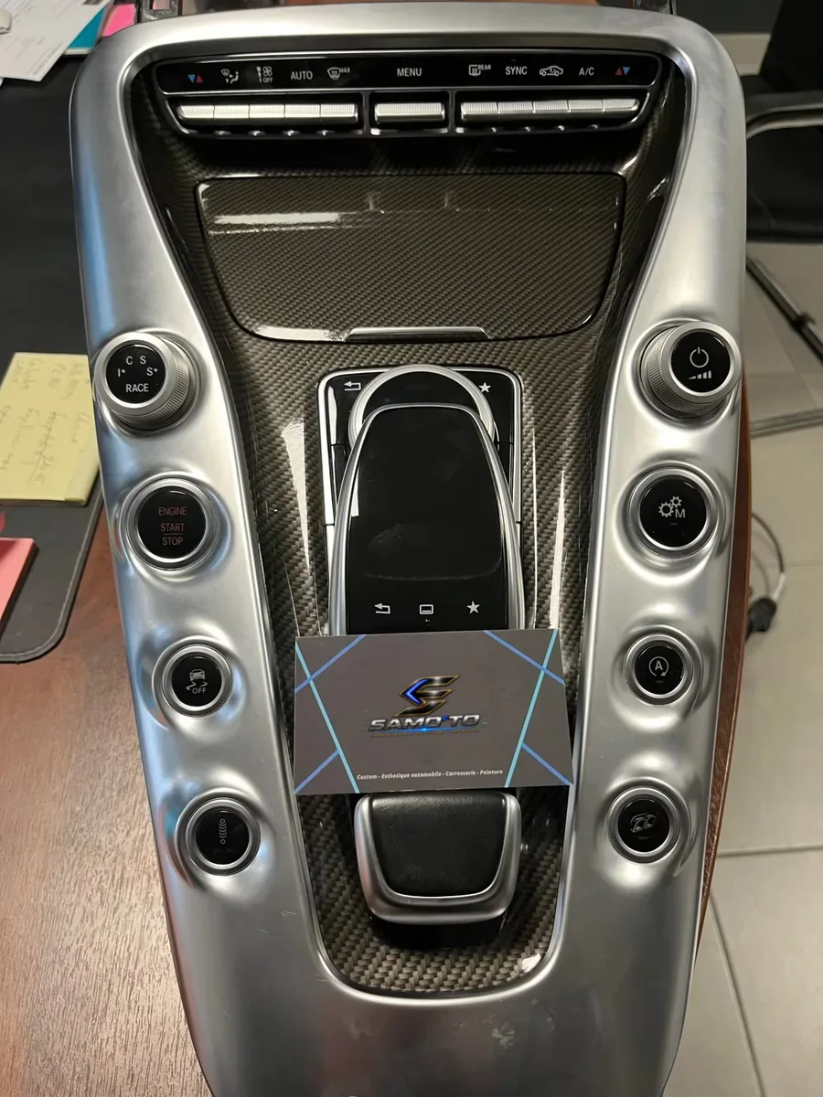 La console habillée effet carbone, carte SAM'OTO posée dessus