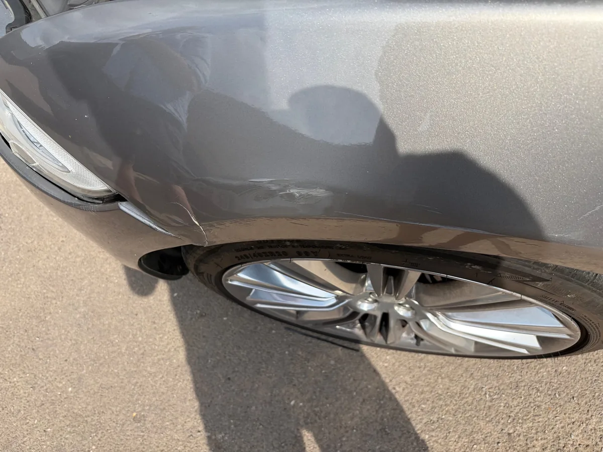 Jaguar XJ avant réparation : aile avant enfoncée au-dessus de la roue
