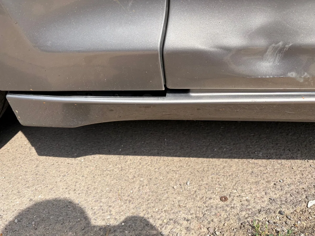 Jaguar XJ avant réparation : portière et bas de caisse rayés