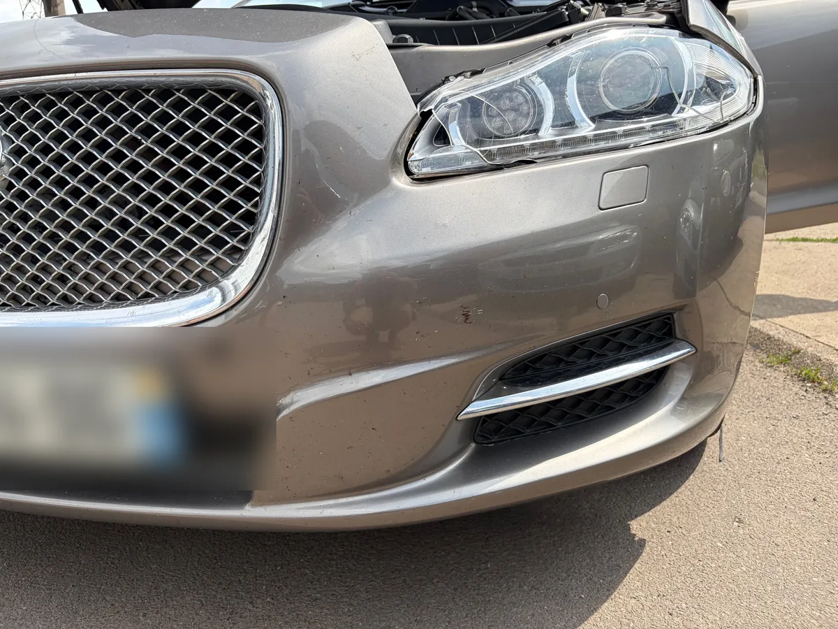 Jaguar XJ avant réparation : pare-chocs avant enfoncé